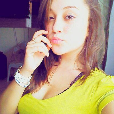 JsMalu's profile picture. Já foi muito magoada , por isso magoa sem dó Seu baton mata mais que uma pistola