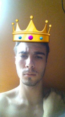 Capricorniano, 19 anos, casado com Marcos Feliciano,amigo pessoal do Kid Bengala,vizinho da Gretchen, fã da Dilma.