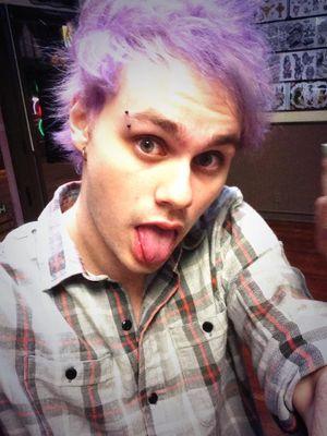 Is it hi or hey? MUKE af!!! I also have a thing for guitarist's that dye their hair & wear black skinny jeans