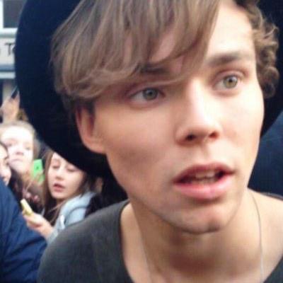 theres loads of picture accounts but just enjoy going through and seeing cute pictures of ashton ✨ @cuddIywolf ✨