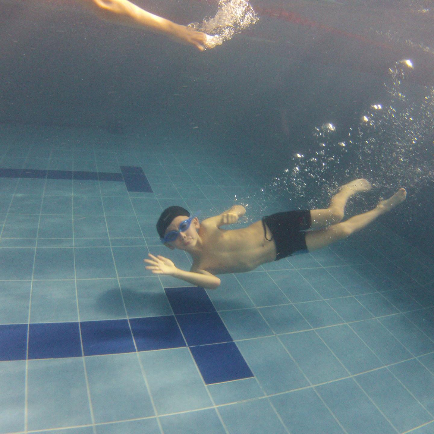 Escuela de natación, clases para bébes, niños, jovenes y adultos. En Av. Valle de Atemajac 2445-ACol. Jardines del Valle Zapopan (junto a caseta de Jardin Real)