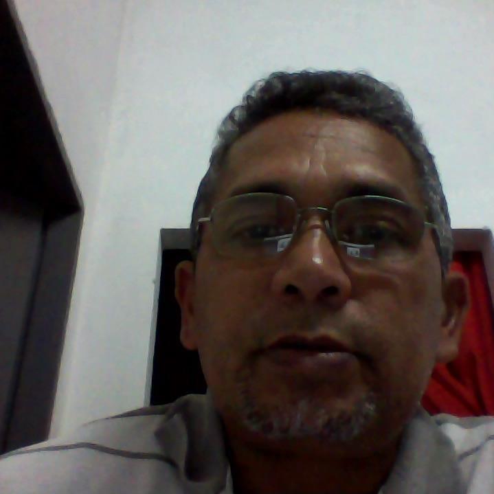 Jornalista, pedagogo, budista, curioso, amigo e brincalhão...
