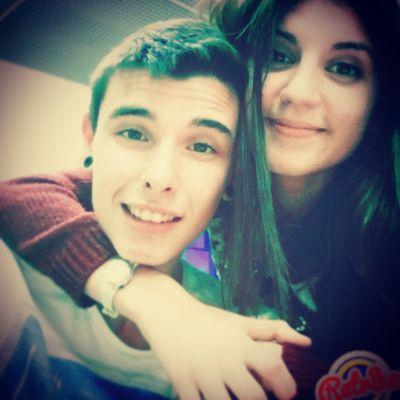 No te fíes si sonrío todo el rato 
que no te extrañe que por dentro esté to' roto 
perdona si cuando me enfado grito 
o si cuando la lío te preocupo. ZaRaGoZa