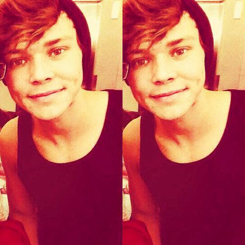 Si, lose ya se que te gusto por eso miras mi twitter, AMO A LUKE HEMMINGS MI BOYFRIEND♥♥ Gatito *w*