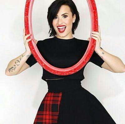 Pertenço a muitos fandons mais os que eu mais me identifico são Lovatics e Belieber ♥♥ então eu peço agora vote no justin #Emmabigfansjustinbieber votem ⭐⭐