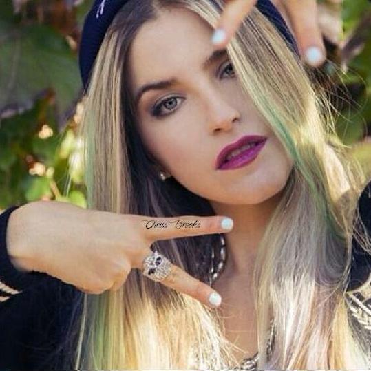 *Con tú amor me muero y sin tú amor me muero igual.. 
*Sin una relación estable.
*Música = la razón de qué todo éste en orden.