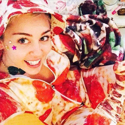 Smiler & Belieber & Magcult ?Okay~~
Brasil samba com salto 15 na cara das gringas~~Vines~~ Músicas ~~Pizza ~~Livros~~  TDB.