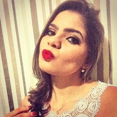 capricorniana, inconstante, super conversadeira, cheia de manias, fresca, chata, quase anti-social. Tenho fases que nem a lua, ás vezes nem eu mesma me entendo.