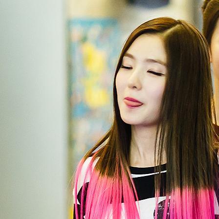 ไอรีนsnoopy ตัวขาวๆหน้าเซ็นทรัลเวิร์ล มาคุยกันน้า (25.12.2014)