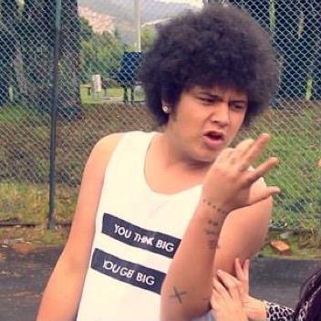 ese chico con afro, el que alegra mis días con un vídeo. / diviana.