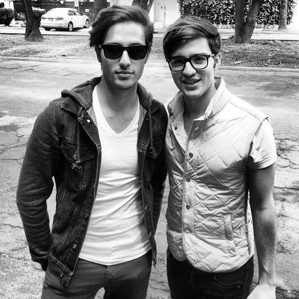 Vivamos esta aventura junto a @AleVvla y @DiegoVvla Cantantes y compositores @Vaveloficial !! Presidenta: @alexitavalle23 16/Mayo/2013