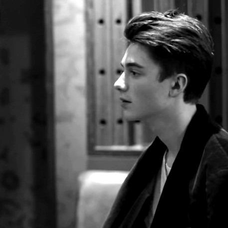 wait for the signal and i'll meet you after dark.... behind the mall

(greyson chance & taylor swift stan account)