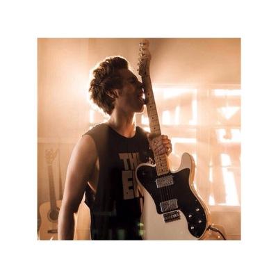 follow @5sosxrad k? k. ❤️