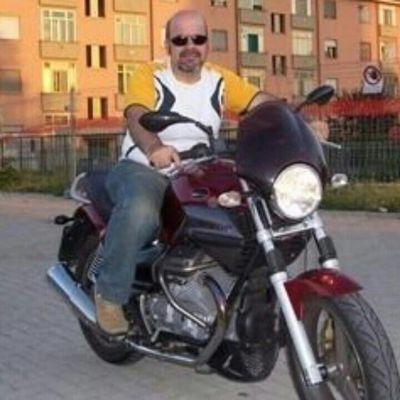 Trovo forza e ispirazione tra la velocità di una moto e la profondità del mare. Il pensiero critico mi guida, e non cedo mai alle illusioni!