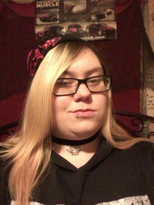 Girl who loves music and youtubers