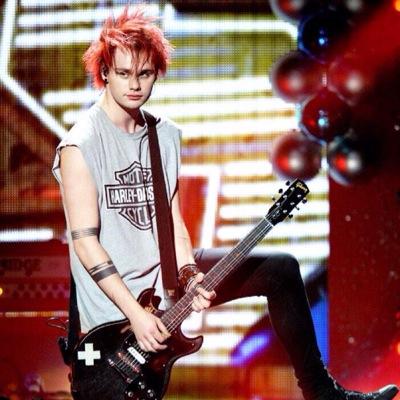 Follow @xheyclairex and just ask for a follow back :)