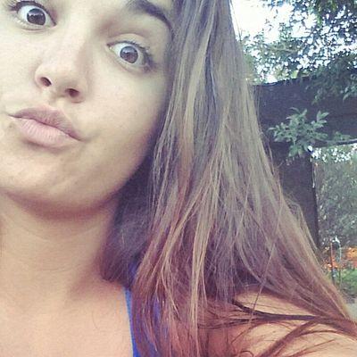 SeleSchneider's profile picture. Y es que yo no quiero pasar por tu vida como las modas. . ♪