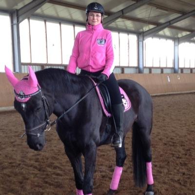 EFichtler's profile picture. Pferdeverrückte, zwangsneurotische Rettungsassistentin. Hannoveraner-Stuten-Mama in überwiegend sehr glücklicher Beziehung mit dem eigentlich besten Mann ;)