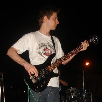 Compositor, baixista, produtor musical.  http://t.co/7JRksg1Msd