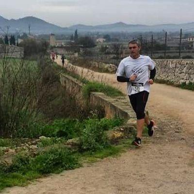 Informàtic, amant dels esports. Atleta dels que arriben quan els primers ja no fan els alens espessos. Ah i del Barça.
GASsS