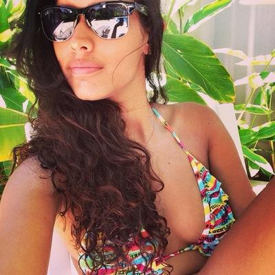 É mais fácil obter o que se deseja com um sorriso do que com à ponta da espada.