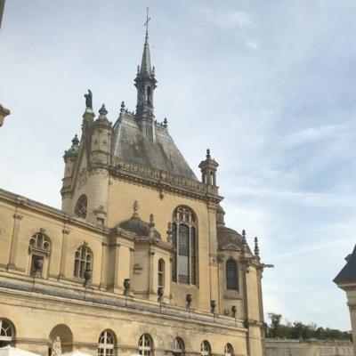 Je suis la vie politique. J'écoute et je m'informe. J'essaye d'informer sans déformer, ni désinformer.
