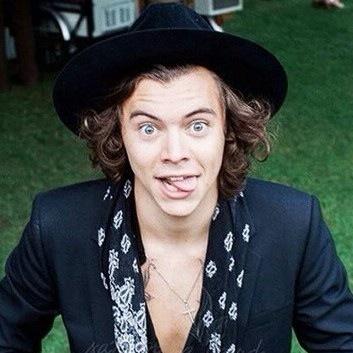 GO FOLLOW @LOUFTWIFI BC SHE GAVE YOU A FREE FOLLOW AND SHE FOLLOWS BACK❤️