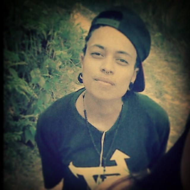 talvez eu devesse gritar por ajuda
Talvez eu devesse me matar ♫♪