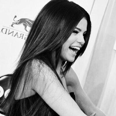 •Who knows how it feels like when you open the internal camera of your phone and see you in tears beside your idol•