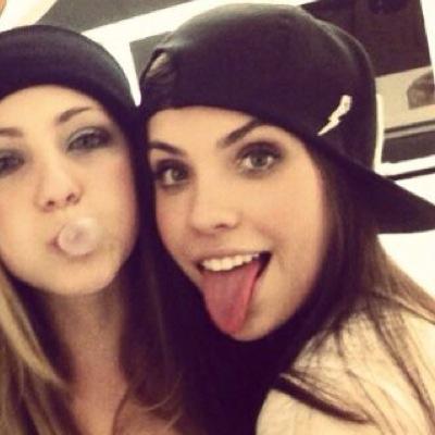 ola acabei de lhe dar follow gratis agora vc poderia seguir a conta @laurenojenta ?? esta em meta pfvr nao ignora, agradeço desde ja
