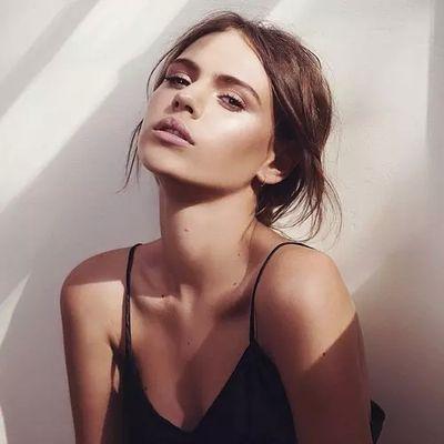 Aria Stonem, 20ans, Organisatrice de soirée, soumise.