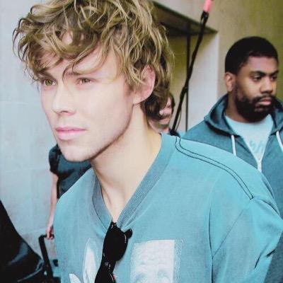 ✩please follow @sinfullylrh she gave you a free follow and will give more follows✩