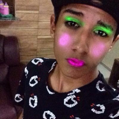 Bacteriana é tão gay que extrapola A bixa má que não perdoa ninguém Tenho nojo dele e olha que apoio gays