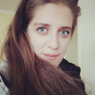 Dando guerra desde 1992. Estudiante por vocación (o locura). Peladora de pipas profesional y adicta a la risa.