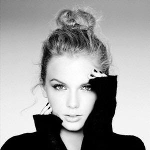 Annaleise Dawson. Cousin of Ally Dawson. Although we're super distant and look notning alike. I'm awkward and tall. bi/fl/oc/semi-descriptive