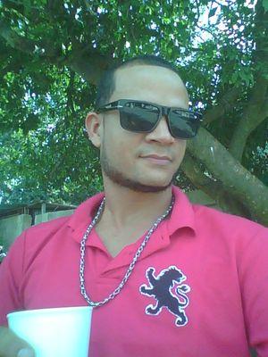 el flaco un hombre apasionado por los gallos y el baseball