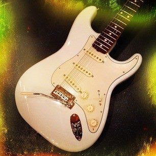 ClassicRockBand「BAND WAGON」Guitarist.「PENTATONIC GUITAR SCHOOL」主宰。ギターとドラムの「二刀流」プレイヤー。