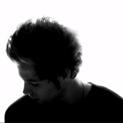 Follow @ewyournot5sos she gave you this free follow (if you want her to fb ask)
