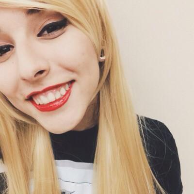 Hello, I'm Luna and I'm 18 years old. Artist, guitarist, math aficionado. I like the mooooon.  Blue and Violet.