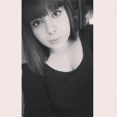 Entre pitis a escondidas y canciones de Bob Marley.De bar en peor. Instagram: srta_rapada
