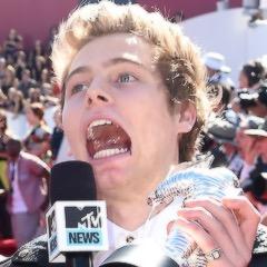 5 seconds of summer são só 4 integrantes, pq uma coisa que eles não são é obrigados