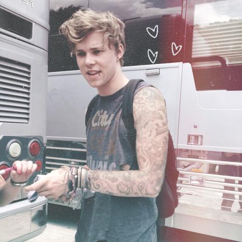 don't follow this account bby pls follow me back on @BITCHINIRWIN