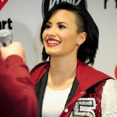 LovaticXOLove's profile picture. 