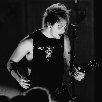 FIREFLOPS's profile picture. ★ roses are red, violets are blue, 5SOS is perfect, you know it’s true ★