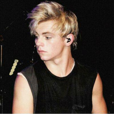 me gusta el futbol, soy gamer. mis bandas favoritas son the vamps, R5 y 5sos. atte soy niña