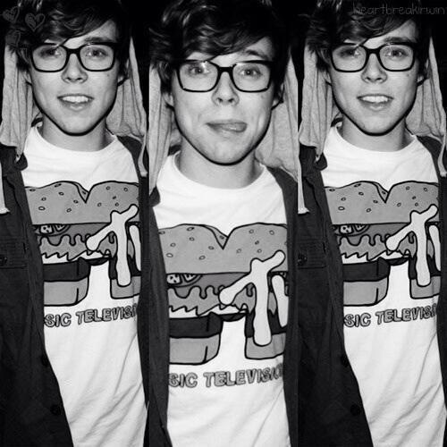 don't follow this account bby pls follow me back on @BITCHINIRWIN