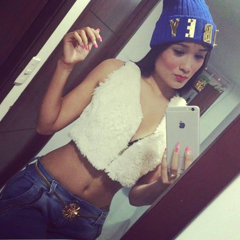 Holaa!! me llamo alejandra berenice guzman restrepo... Tengo 22 años :3 el 19 de enero cumplo 23 añitosss :/ wee... amoo la musica y amo el dubstep, entre otras