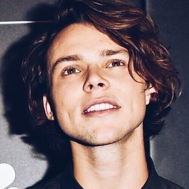 follow @Hood5SOSjk for vines ∘∘ follos @MichaelsxCheek if you like 5sos and HV and more ∞
