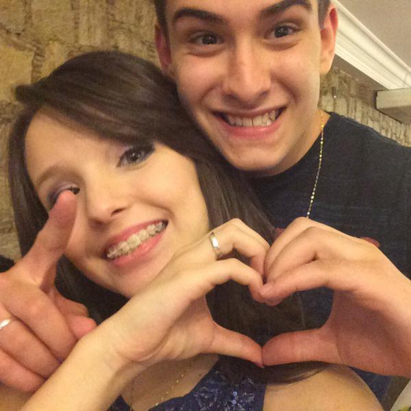 Passo na tua rua
E tropeço bem na frente da tua porta
Boba, faço juras de amor
Bem debaixo da janela @larimanoela  2014 Larissa Manoela @MatheusChequ  ♥