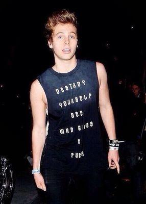 Follow @TroubleEspinosa because she DMS Luke hemmmings active follow. So fav, rt and tweet her for a high chance of getting many Luke dms